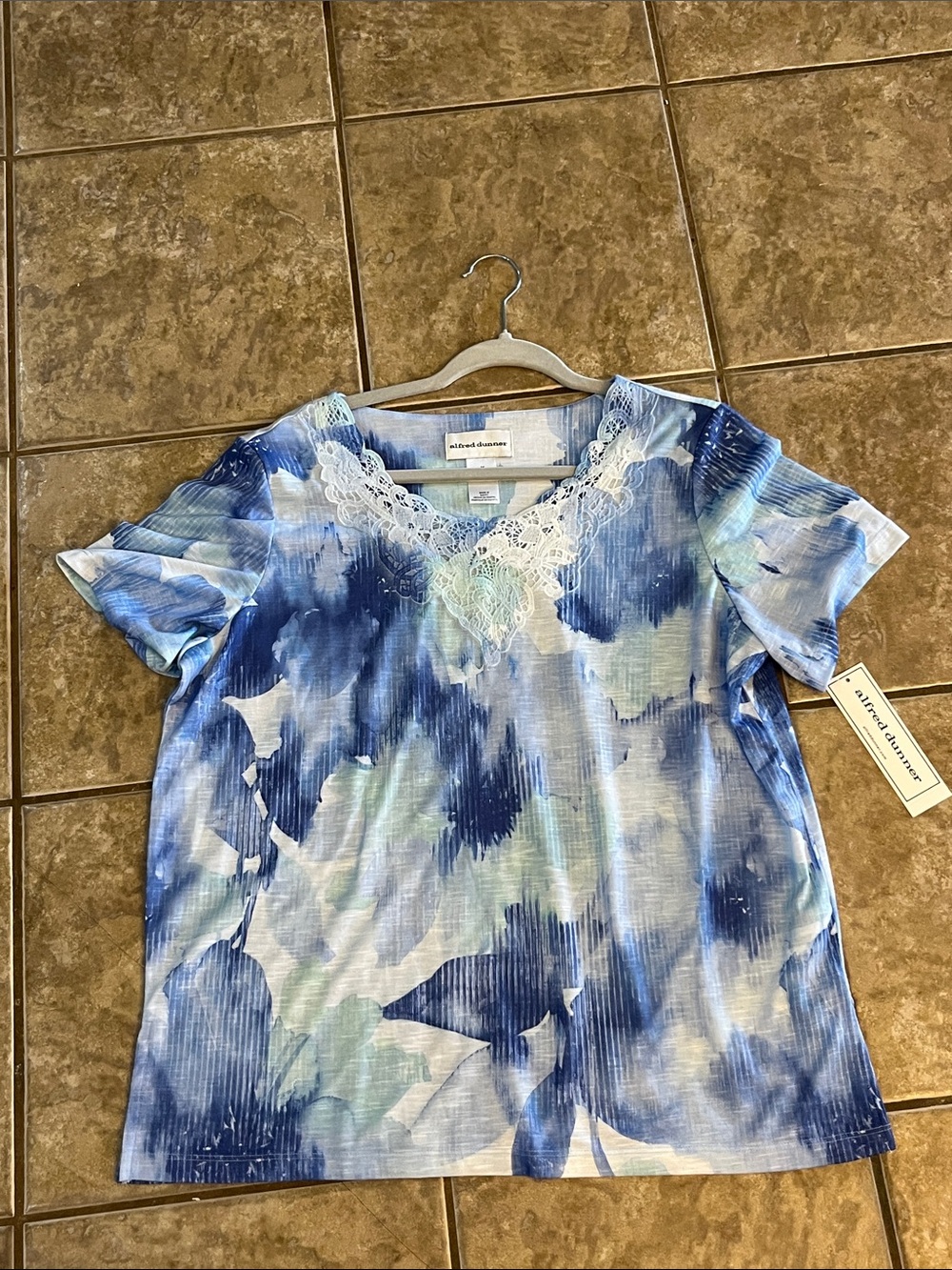 Alfred Dunner Blue & White Tie-Dye Lace V-Neck Short Sleeve Top Size Medium